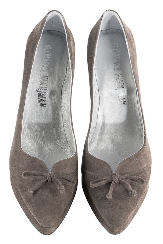 Taupe brown women's dress pumps, with a knot on the front. Tapered toe. Very high slim heel with a platform at the front. Top view - Florence KOOIJMAN